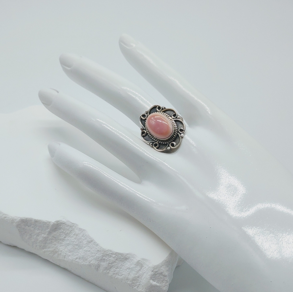 Vintage Navajo Sterling Silver Queen Pink Conch Shell Ring - Picture 5 of 9